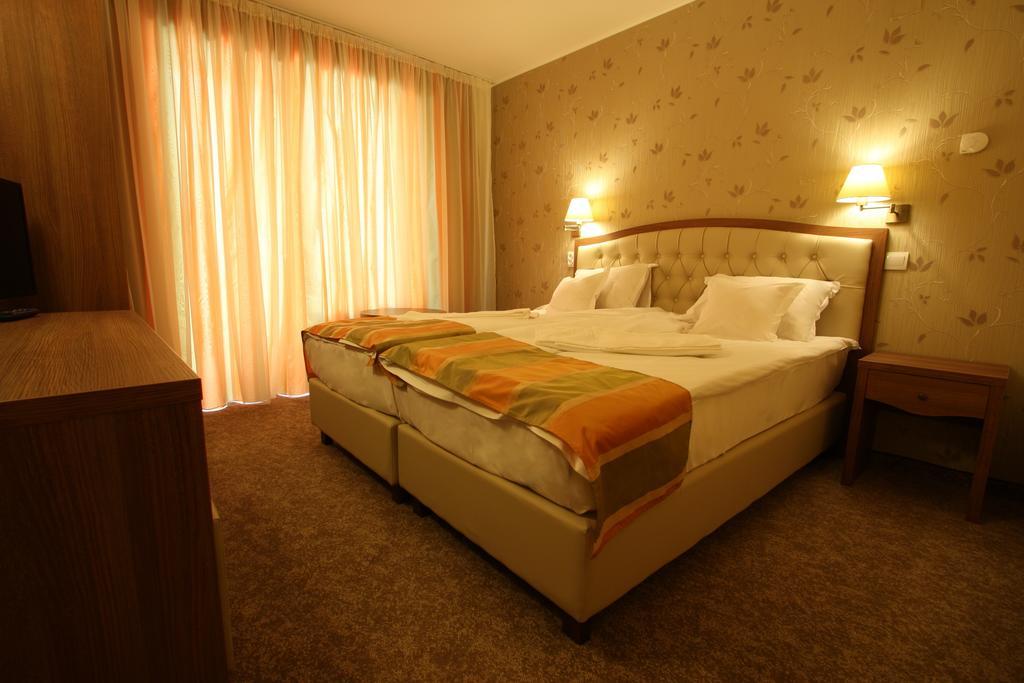 Hotel Crisalpin โปยานาบราซอฟ ภายนอก รูปภาพ